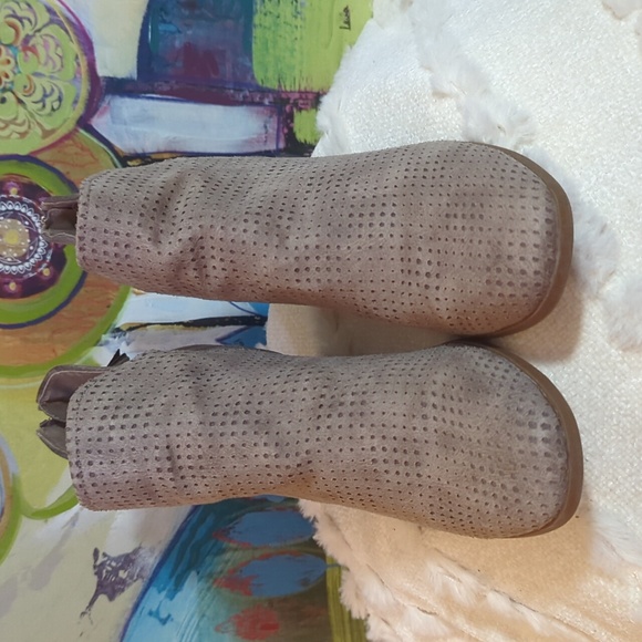 Fergulicious SZ 9.5 Bonus Suede Heeled Booties, Brown Almond - Back Zip - Picture 8 of 10